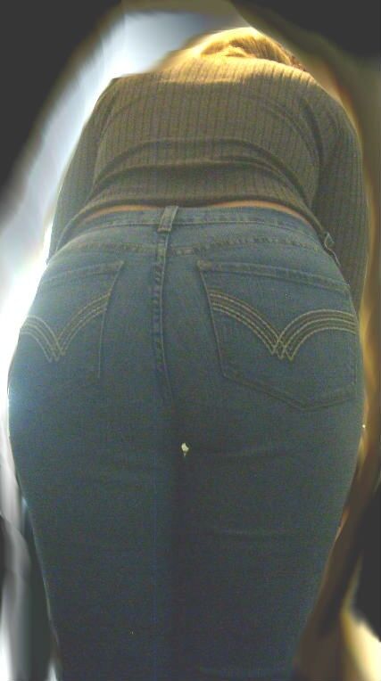 Hot Milf with Big Ass in Tight Jeans | Divine Butts 