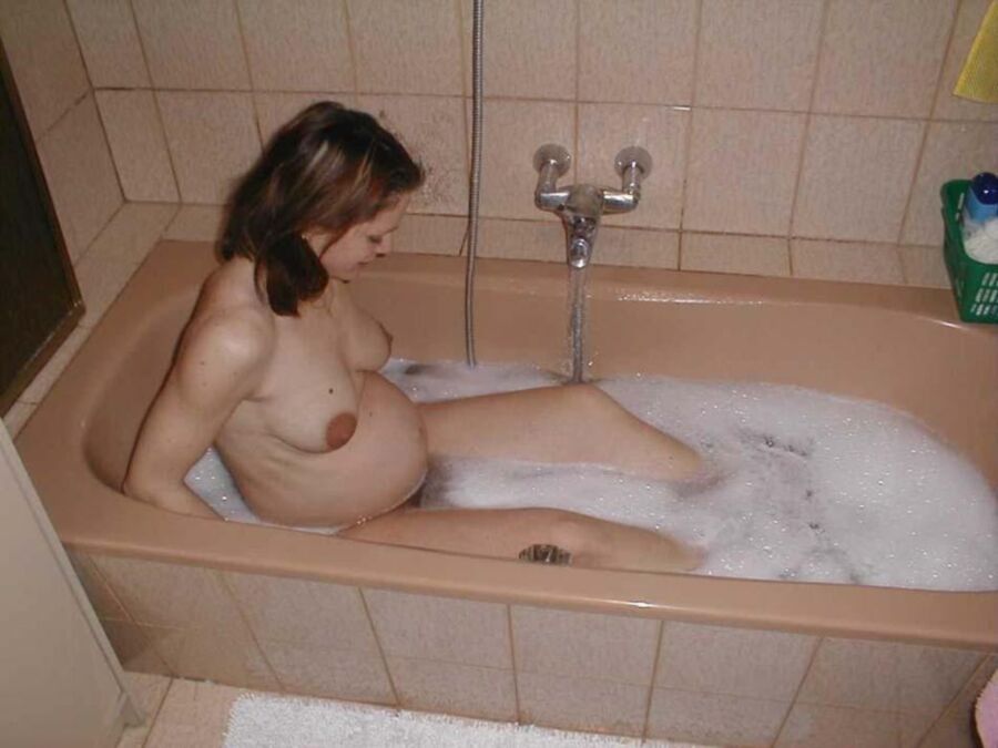 Free porn pics of Preggo! LOOK at nipples and her pussylips...only days to go!! 4 of 4 pics