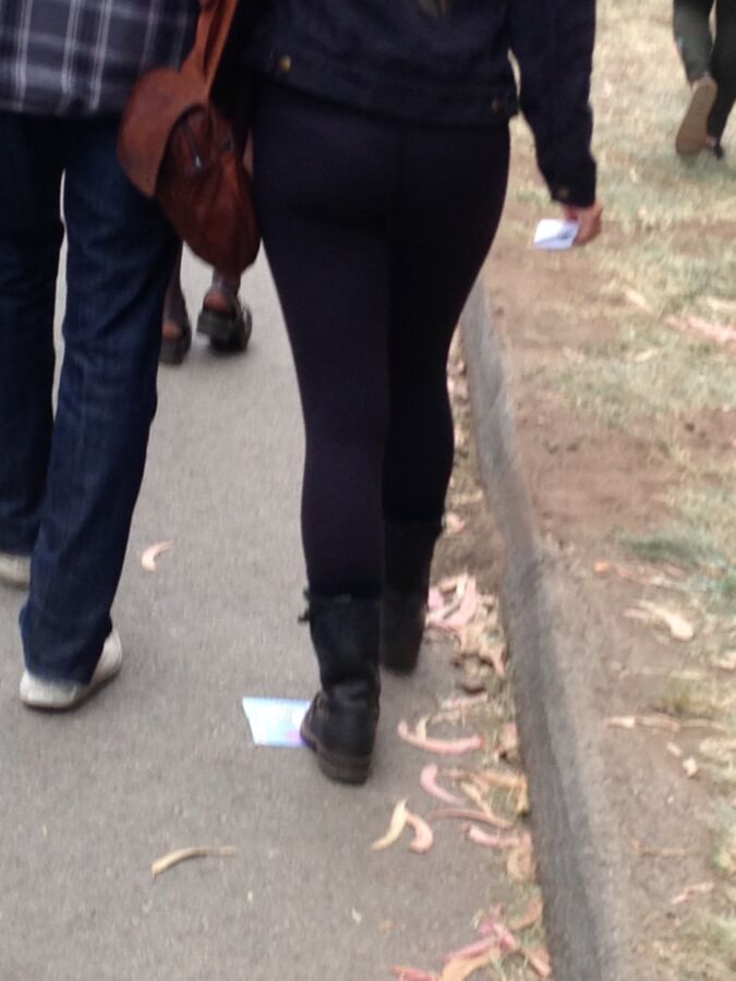 Free porn pics of Voyuer asses at music festival 1 of 8 pics