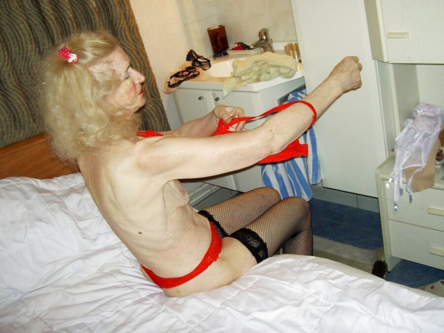 Free porn pics of Granny Josée : new pics 14 of 26 pics